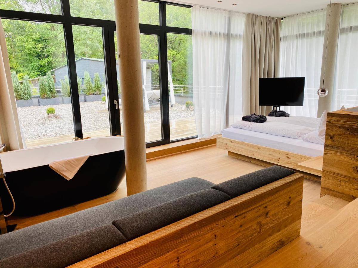 Spa gedeelte met privésauna en terras met panoramisch uitzicht op de zonzijde.