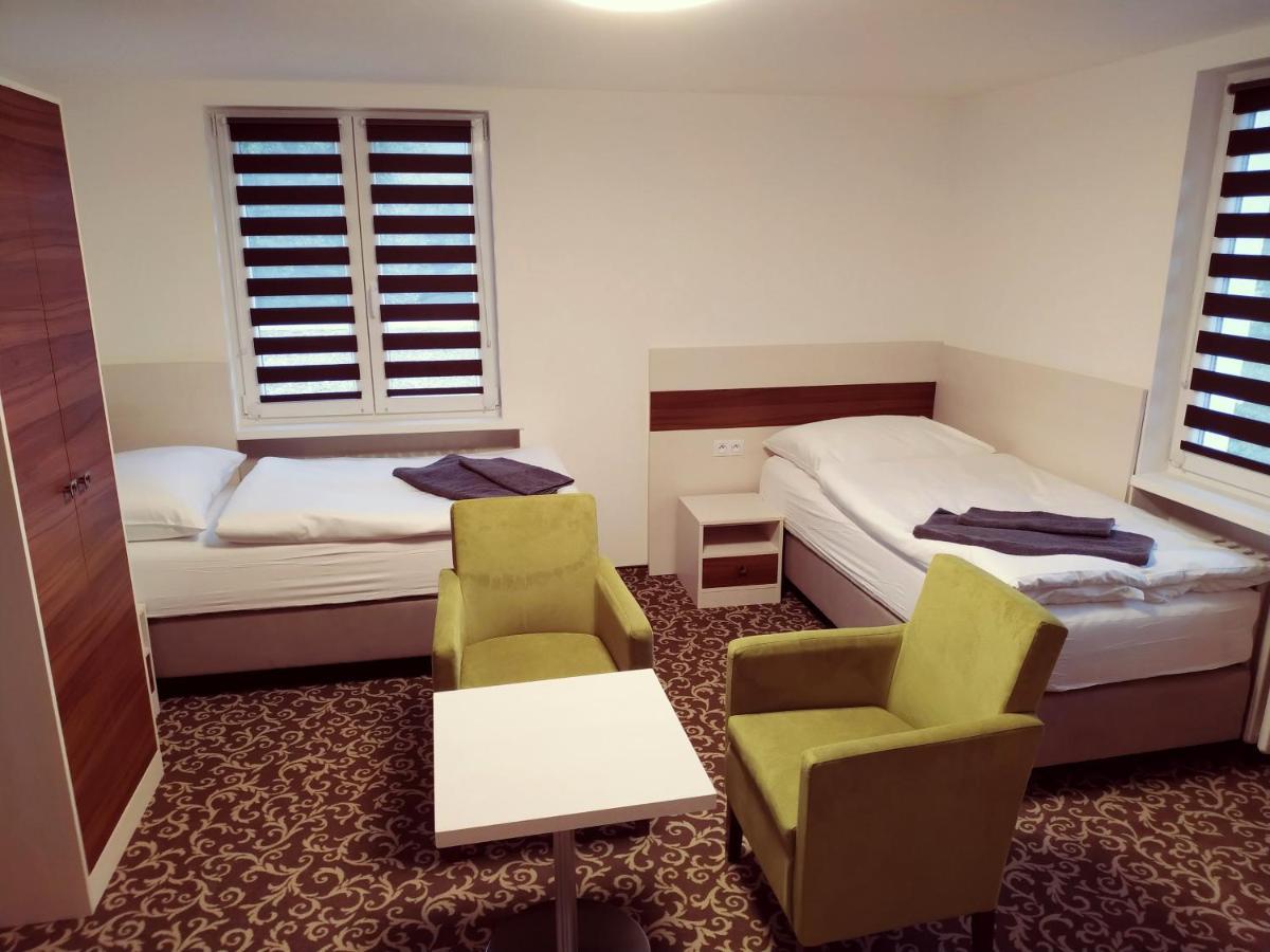 Zweibettzimmer mit eigenem Bad