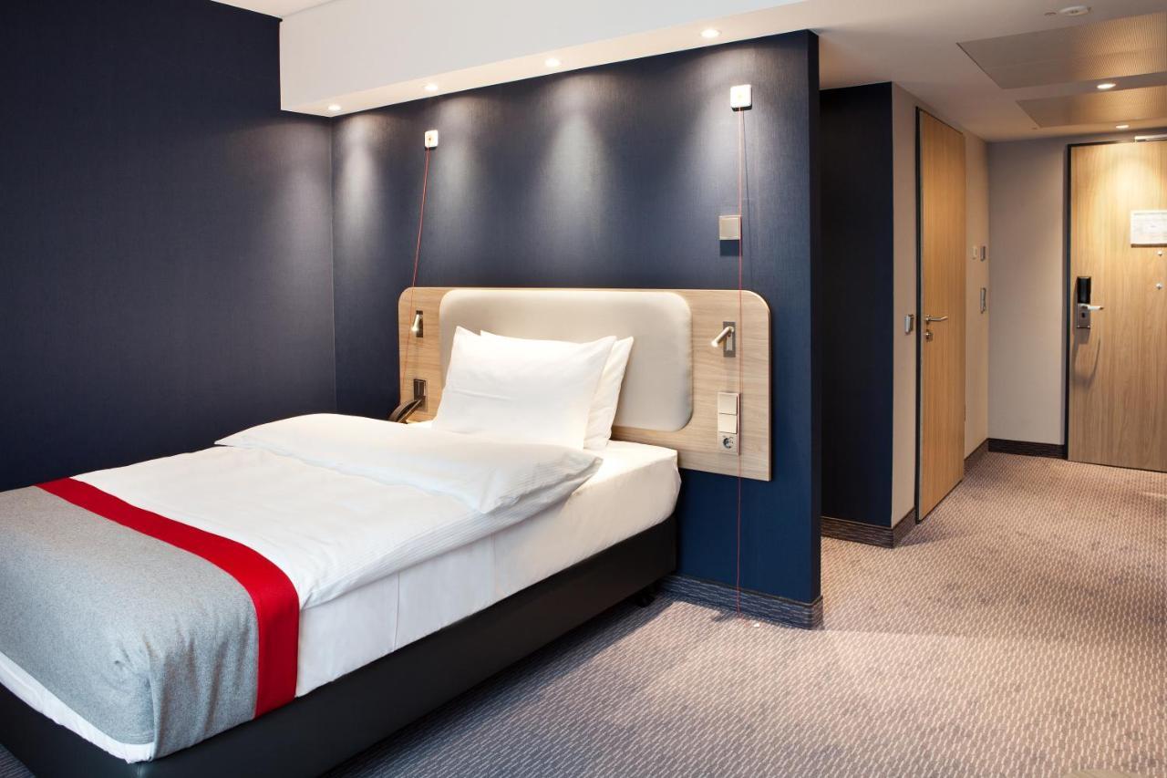 Zimmer mit Queensize-Bett und rollstuhlgerechter Dusche