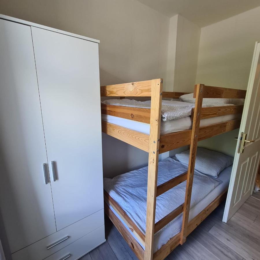 Einzelbett im Frauenschlafsaal