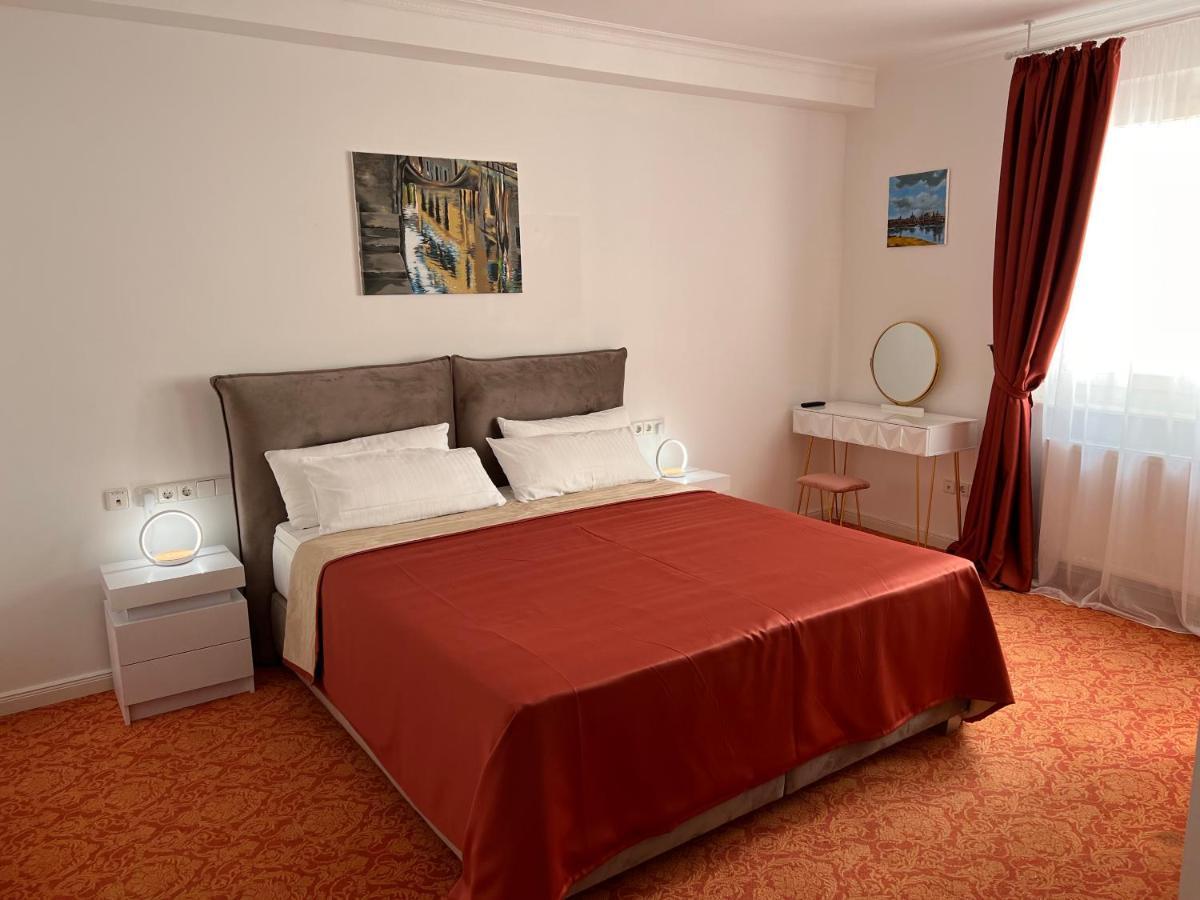 King Room with Roll-In Shower - Disability Access
