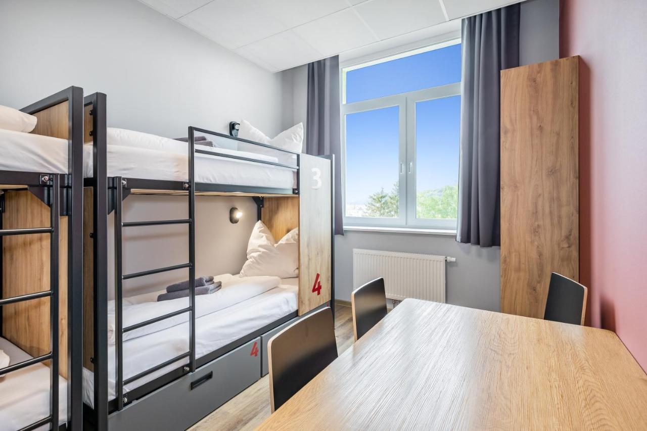 Vierbettzimmer mit Dusche