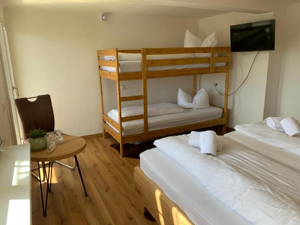 Vierbettzimmer mit Bergblick und Balkon