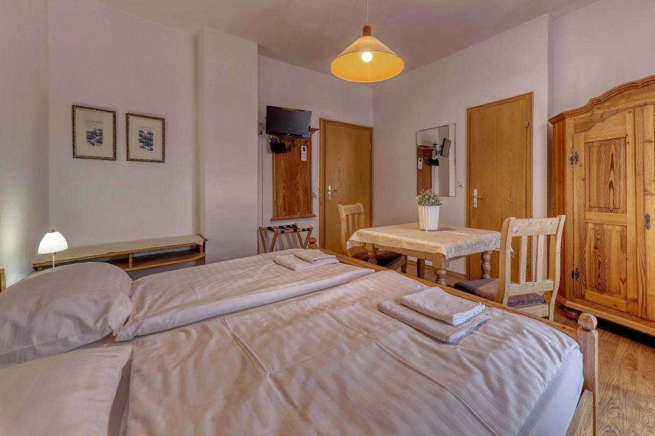 Doppel-/Zweibettzimmer mit Balkon