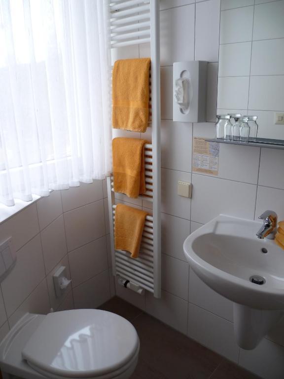 Doppelzimmer mit Straßenblick
