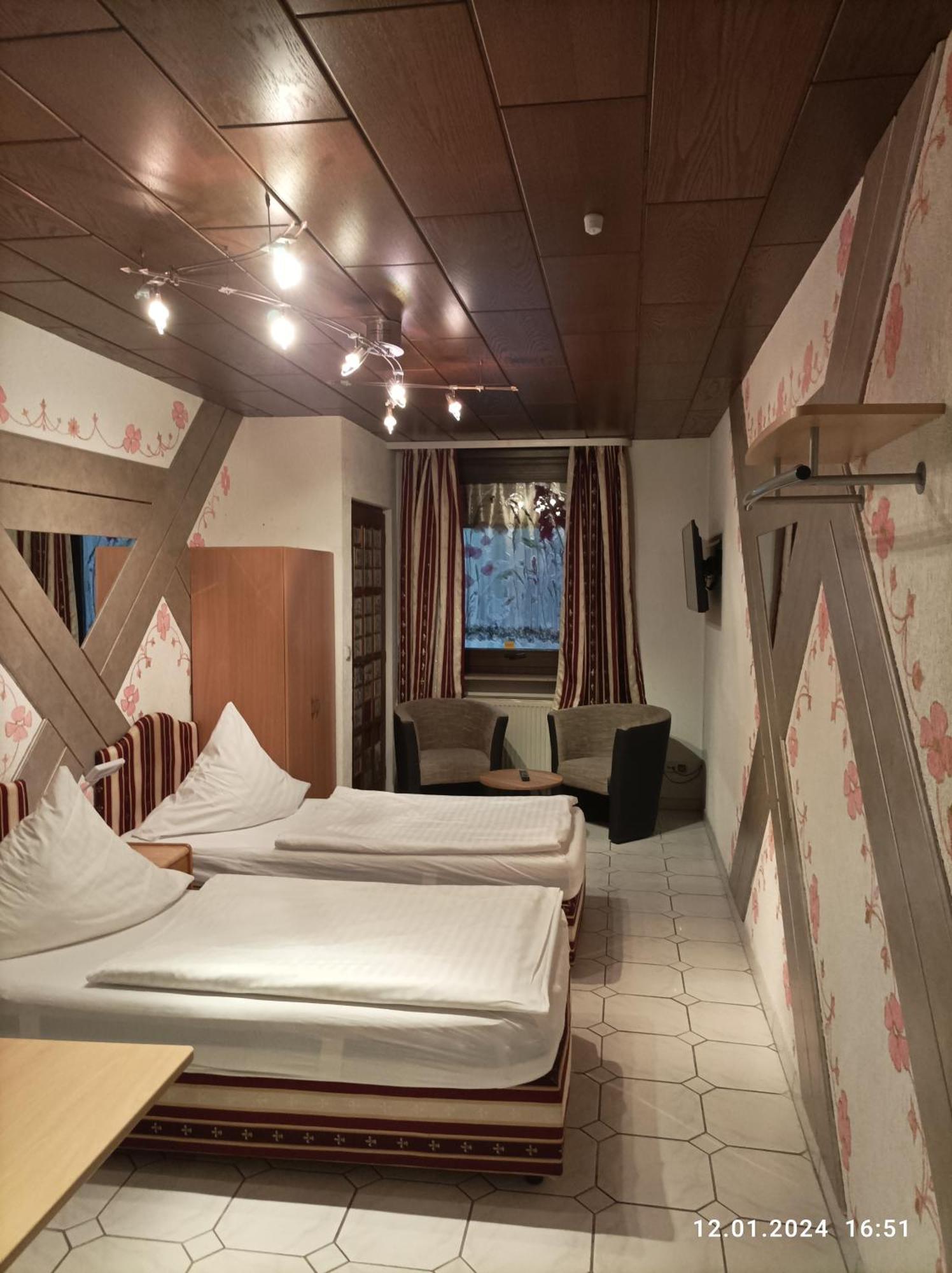 Doppel- oder Zweibettzimmer