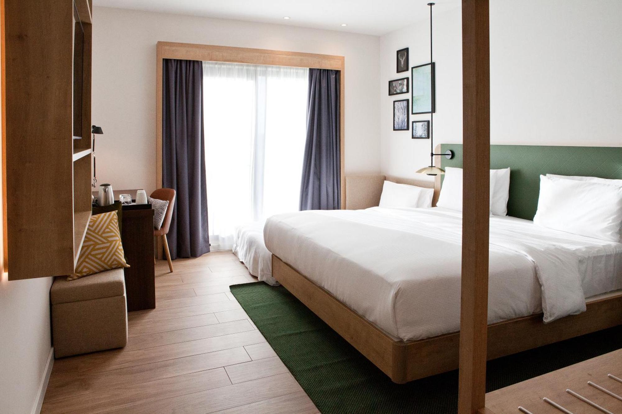 Zimmer mit Kingsize-Bett