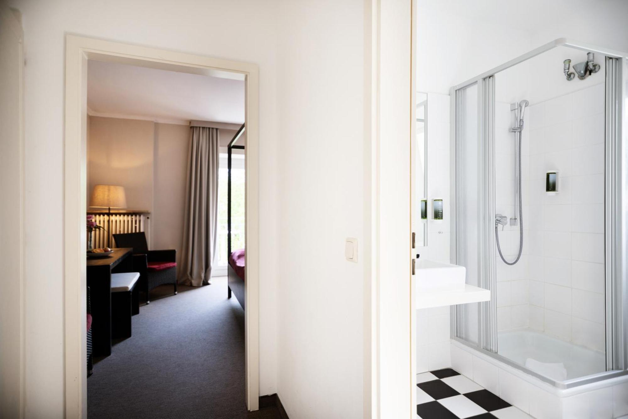 Standard Doppelzimmer – Balkon mit teilweisem Seeblick