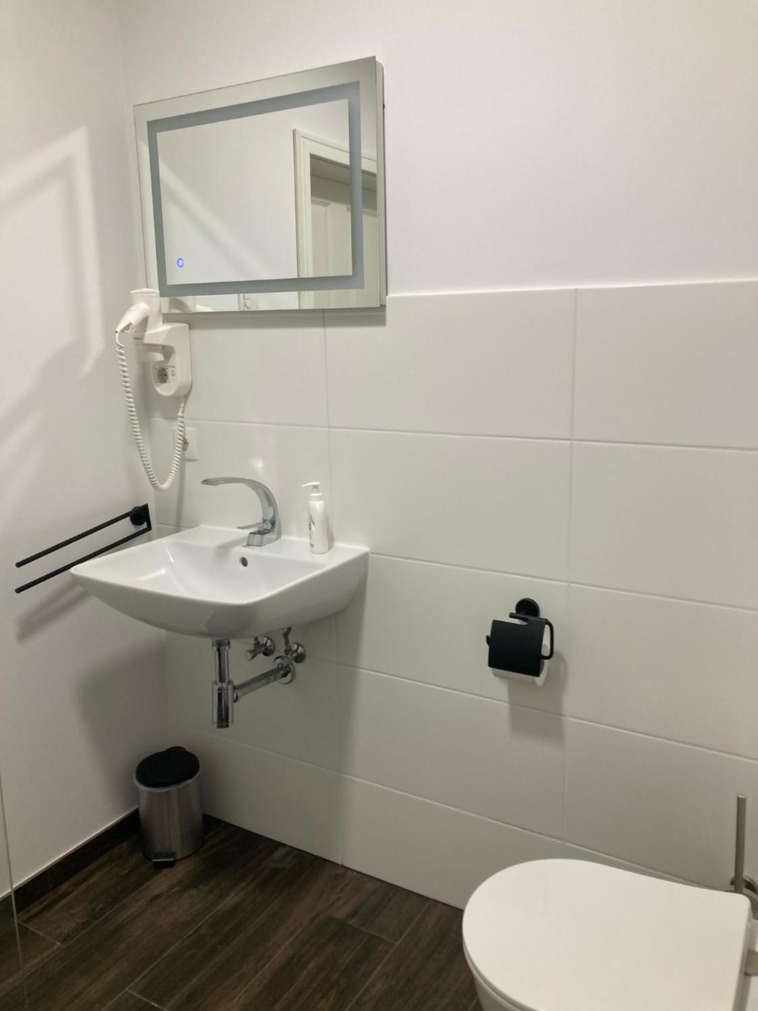 Doppel-/Zweibettzimmer mit Gartenblick