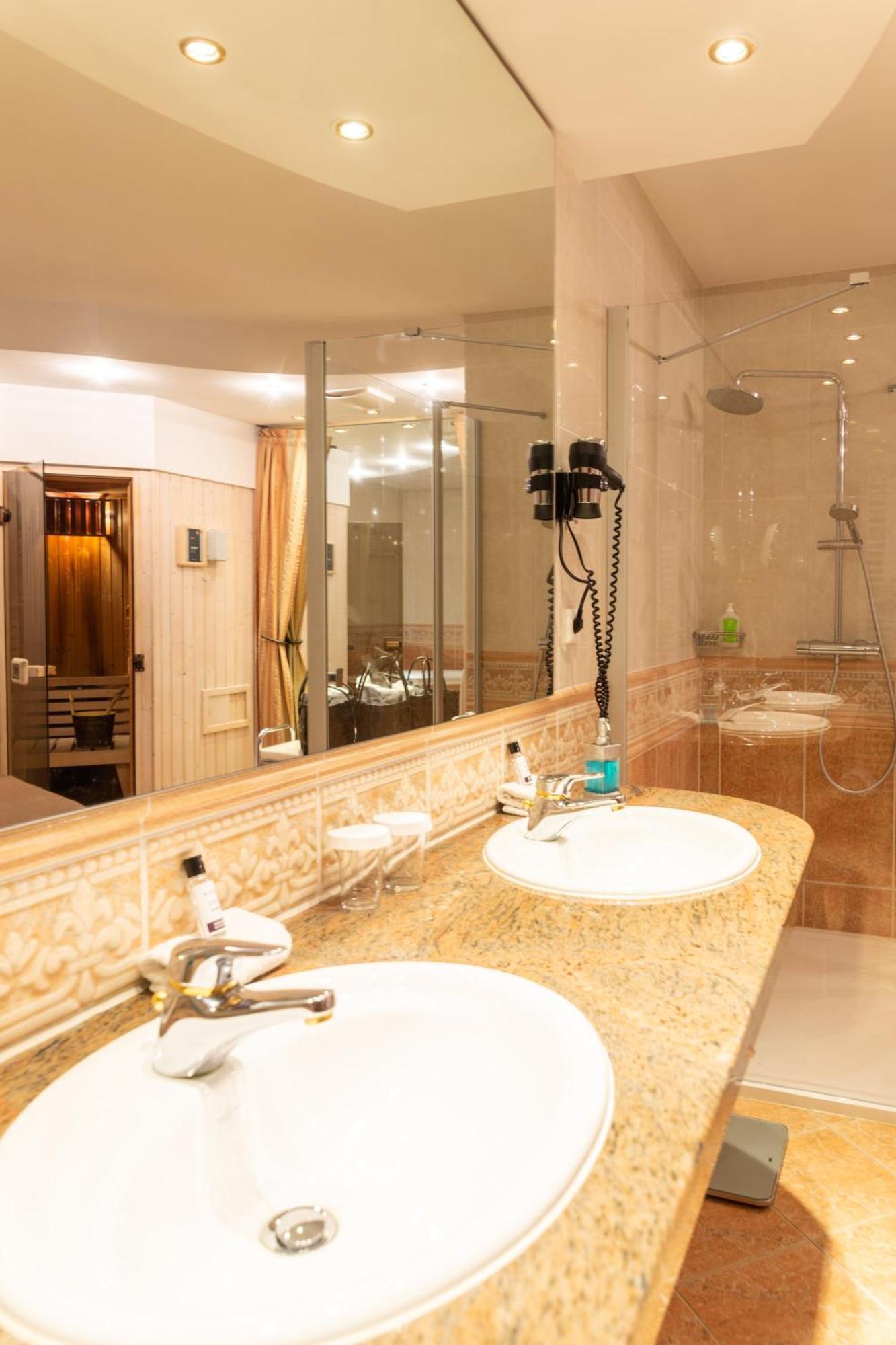 Suite with Hot Tub