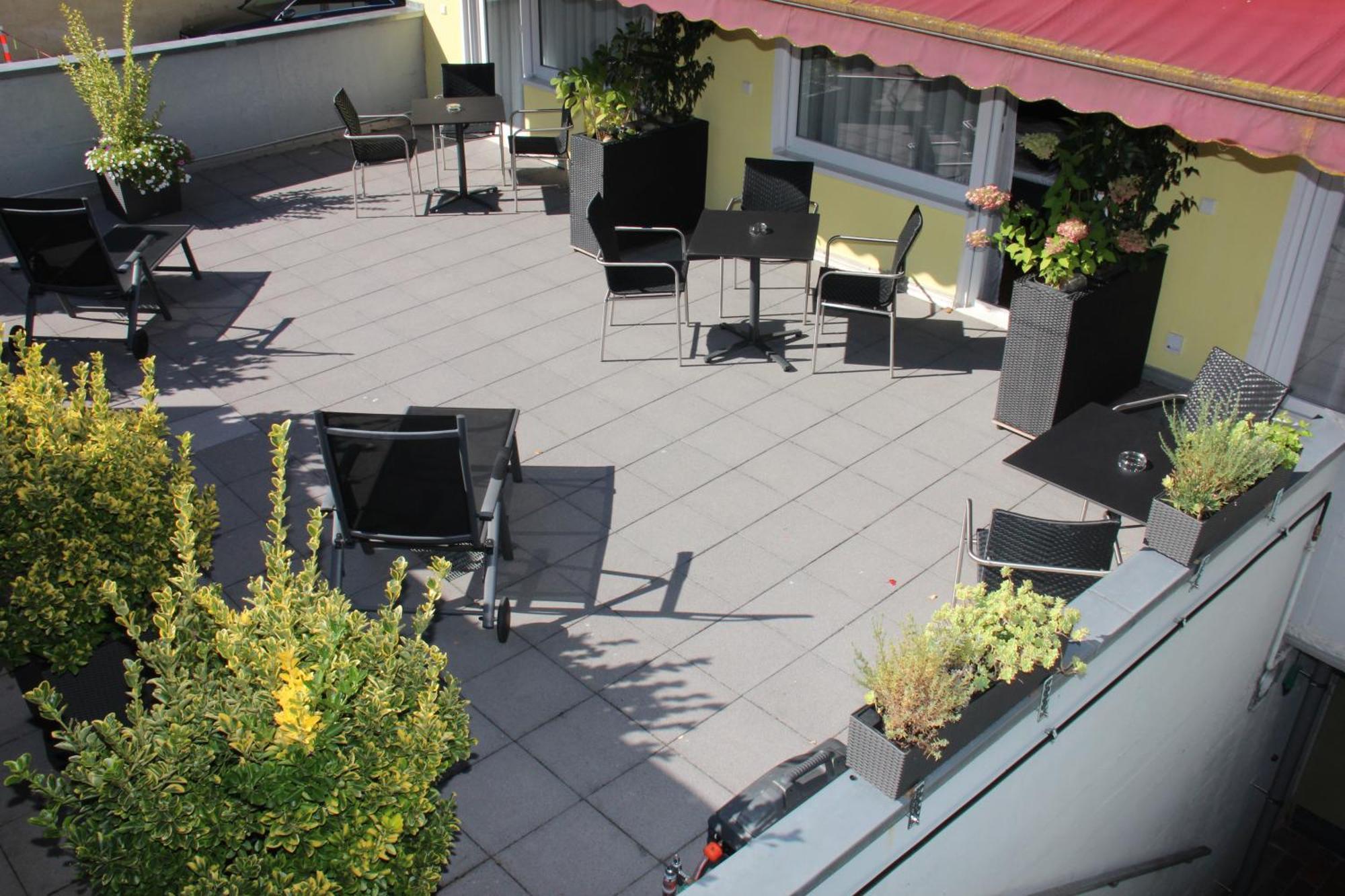 Zweibettzimmer mit getrennten Betten, Terrasse und Blick auf das Wohngebiet