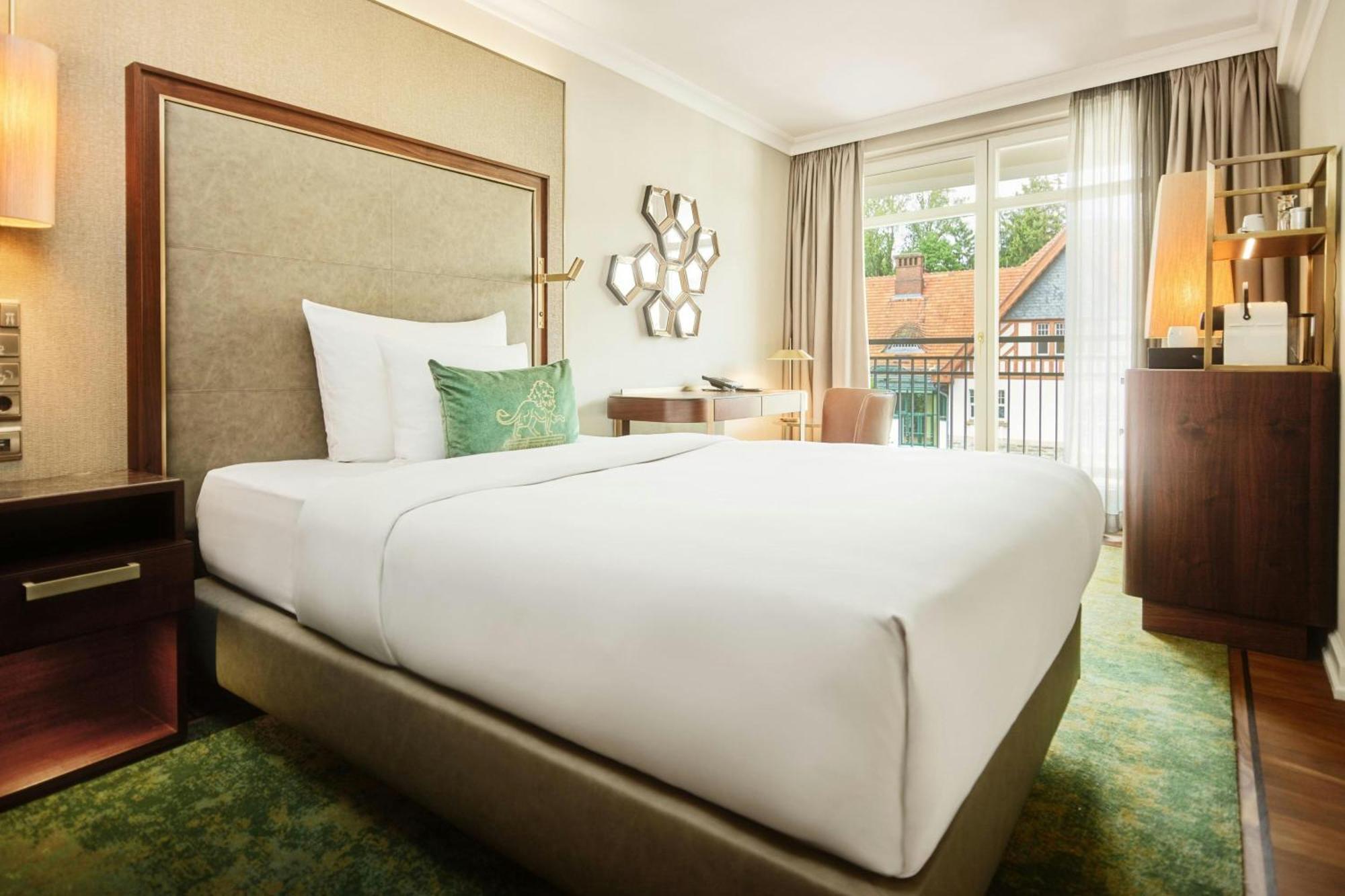 Superior Single Room Guest room Queen Resort view