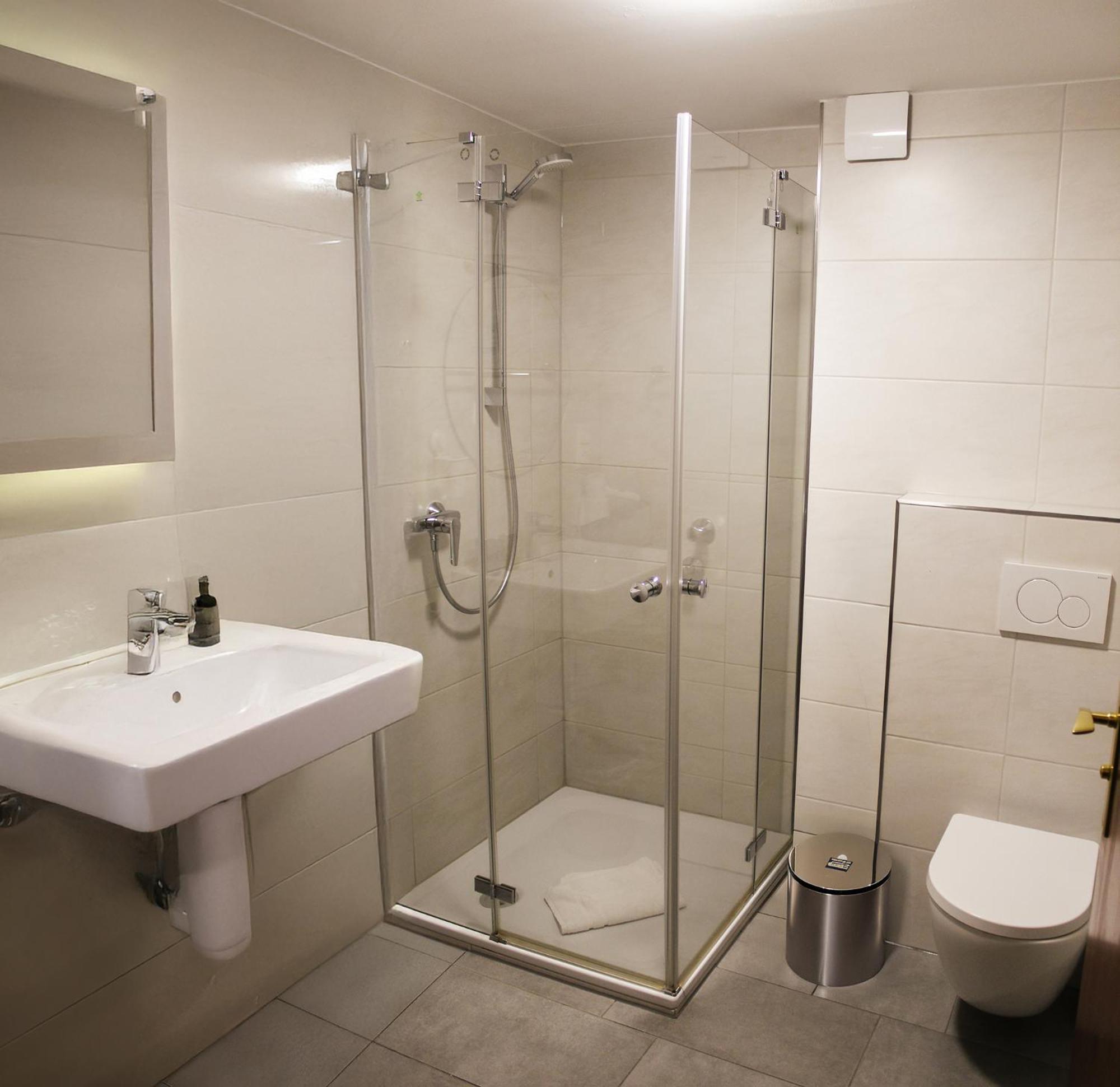Double Room Private Bathroom,1646404399:JPEG