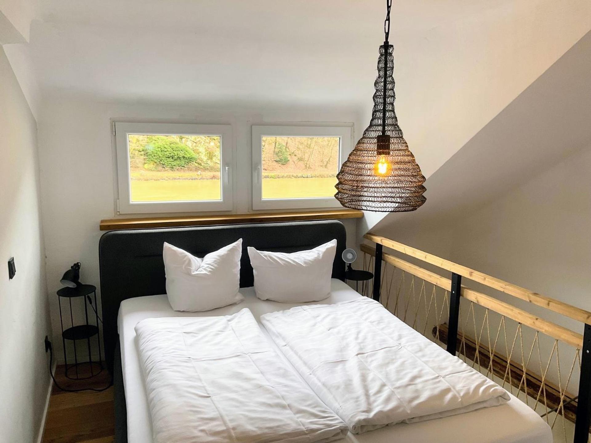 Doppel-/Zweibettzimmer mit Balkon