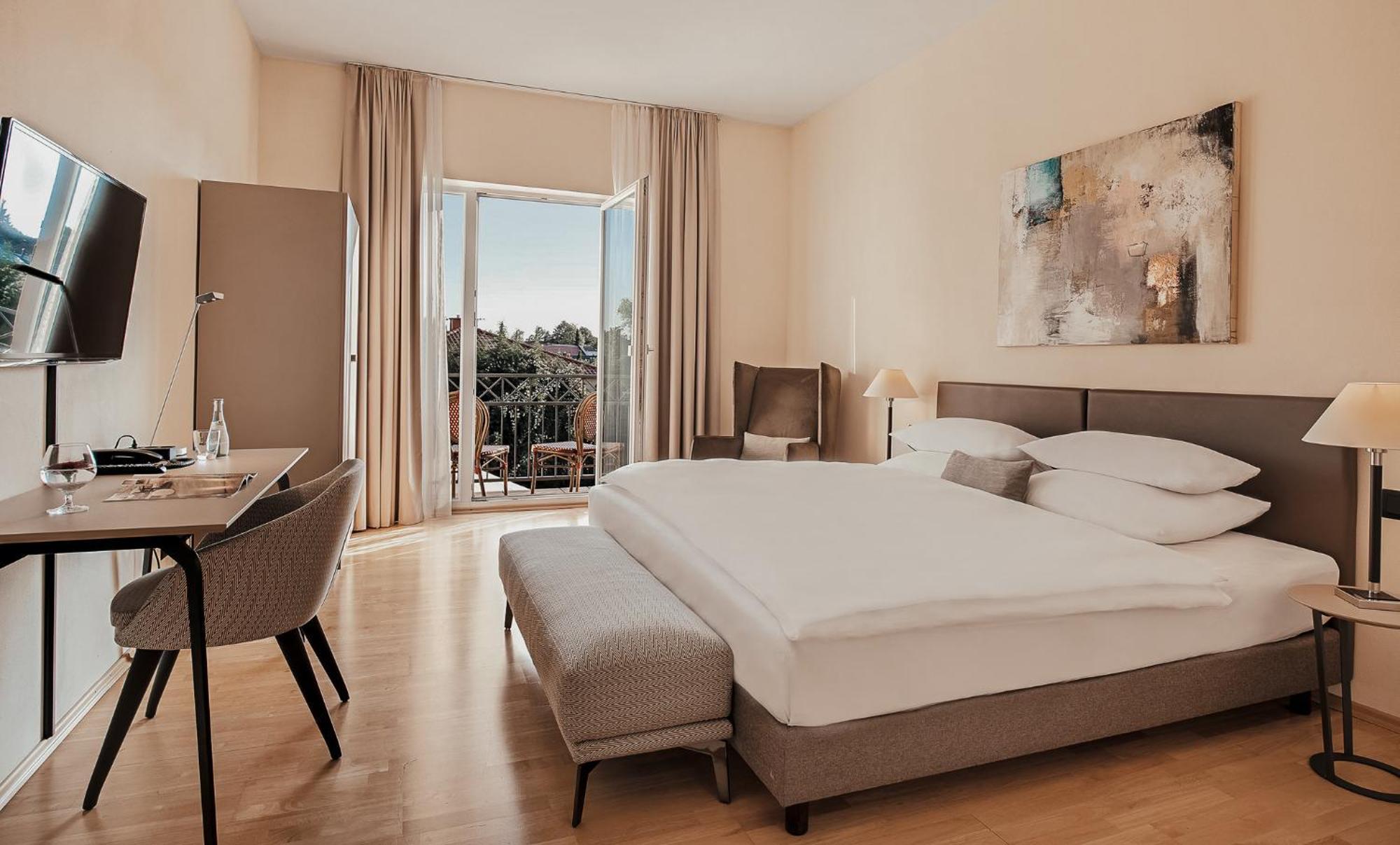 Superior double room with garden view & balcony