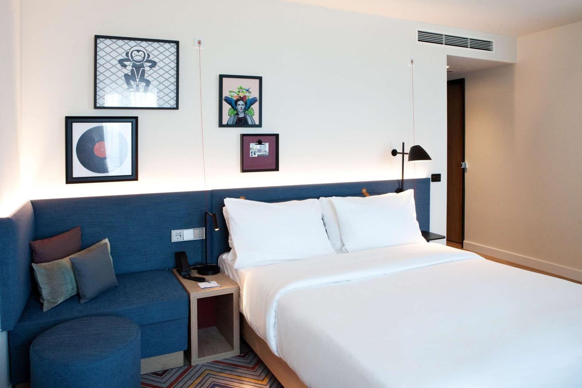 Zimmer mit Kingsize-Bett und Schlafsofa – barrierefrei