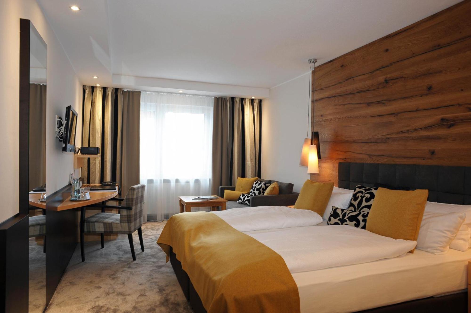 Queen Room,1693277703:JPEG