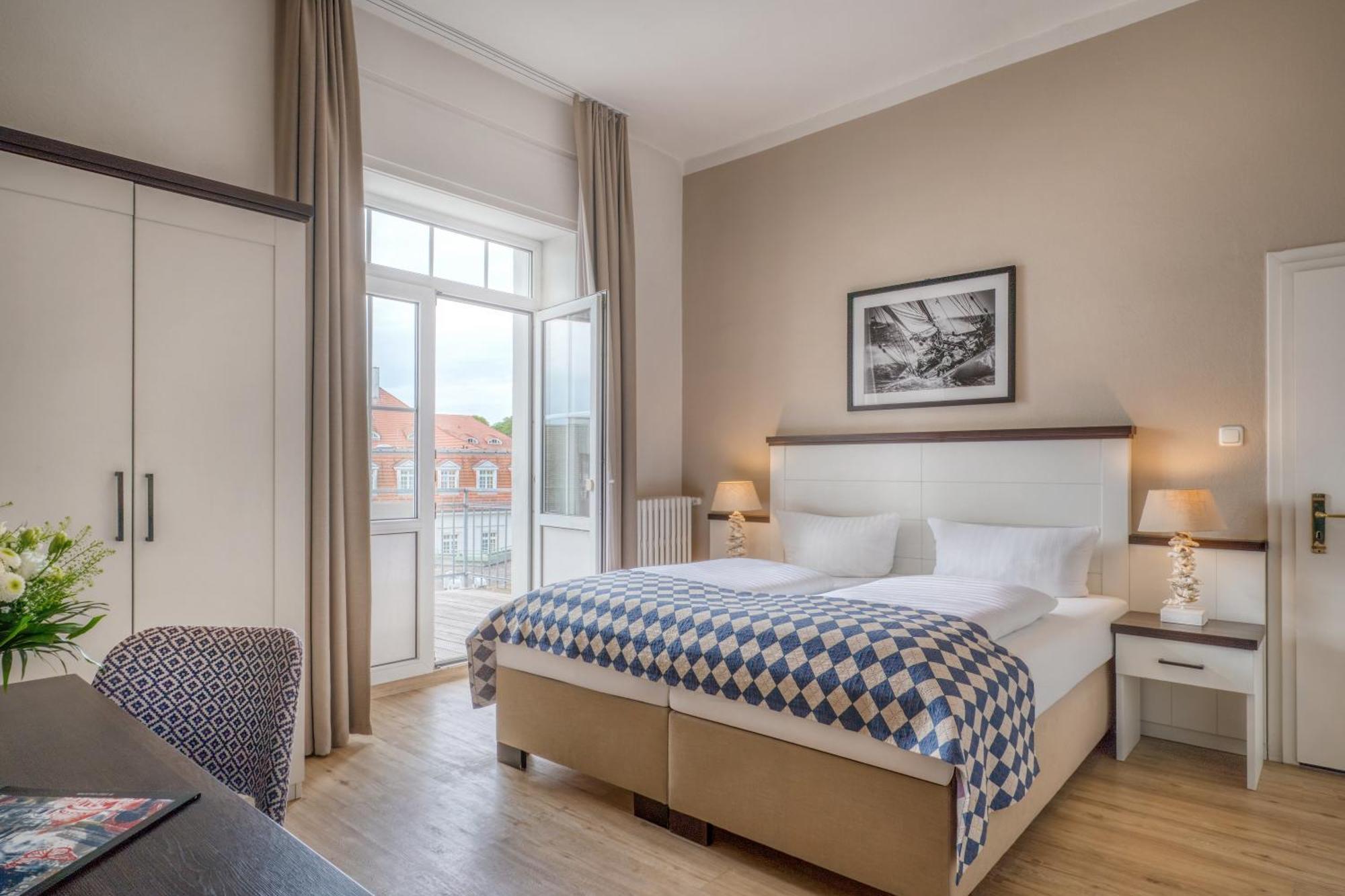 Doppel-/Zweibettzimmer mit seitlichem Meerblick