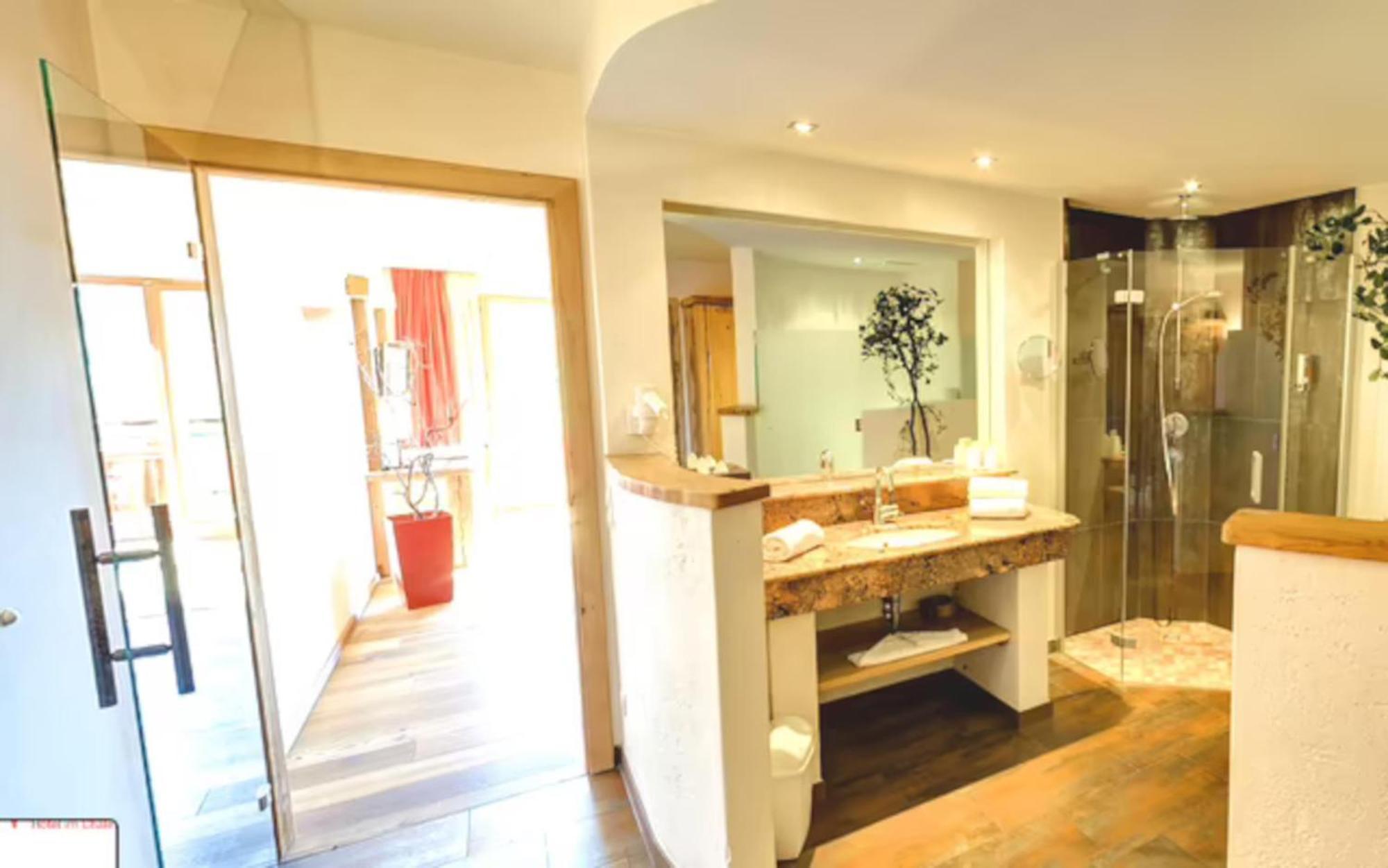 Junior Suite mit Doppelbett, Schlafsofa, Balkon, Bergblick und Couch