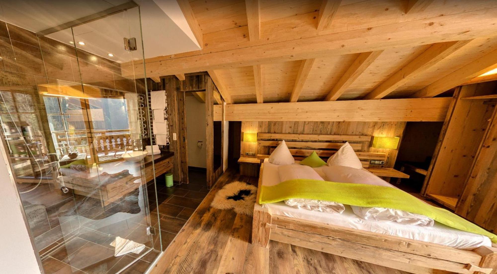 Standard Doppelzimmer mit Schlafsofa und Waldblick