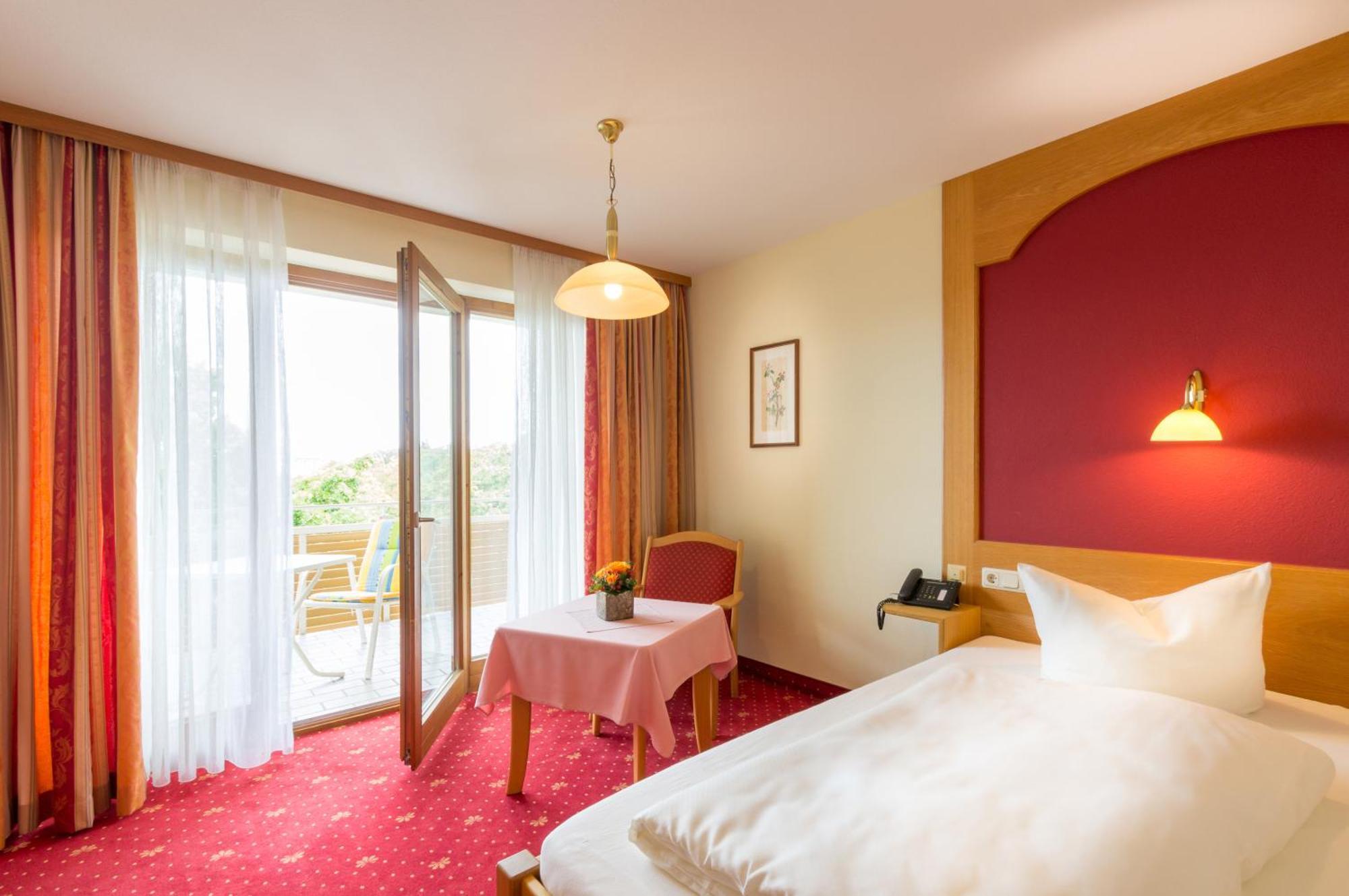 Zimmer mit Kingsize-Bett und Balkon
