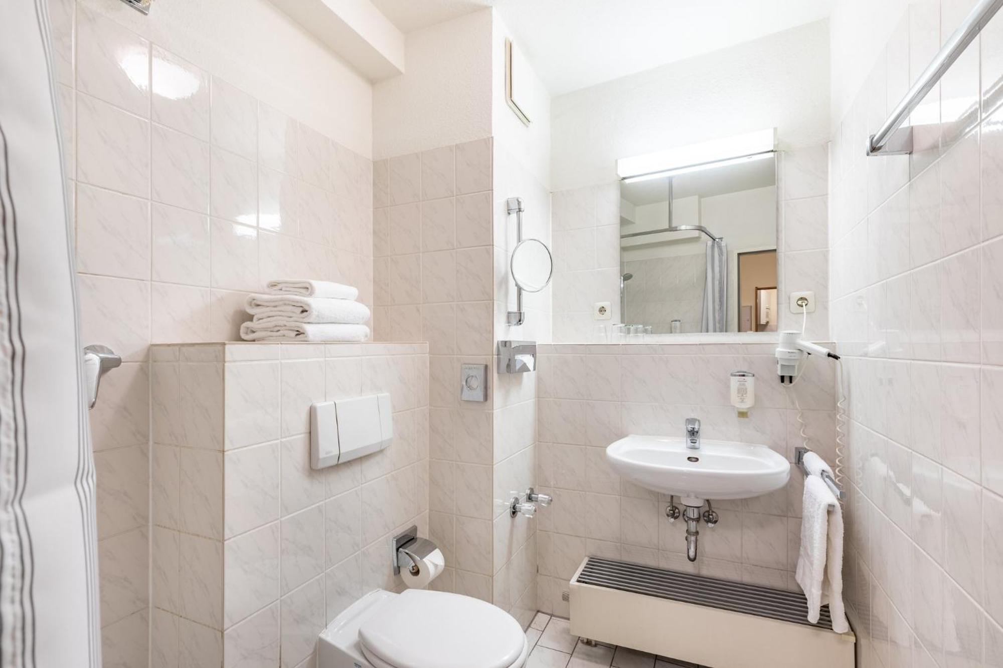 Zimmer mit Queensize-Bett und Blick auf den Innenhof