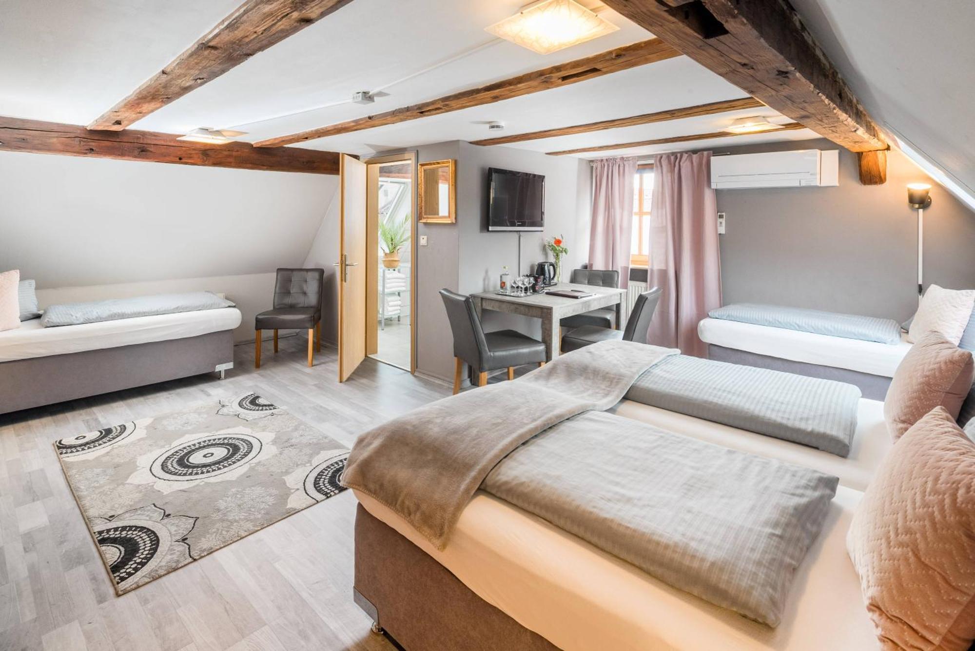 Vierbettzimmer mit eigenem Bad