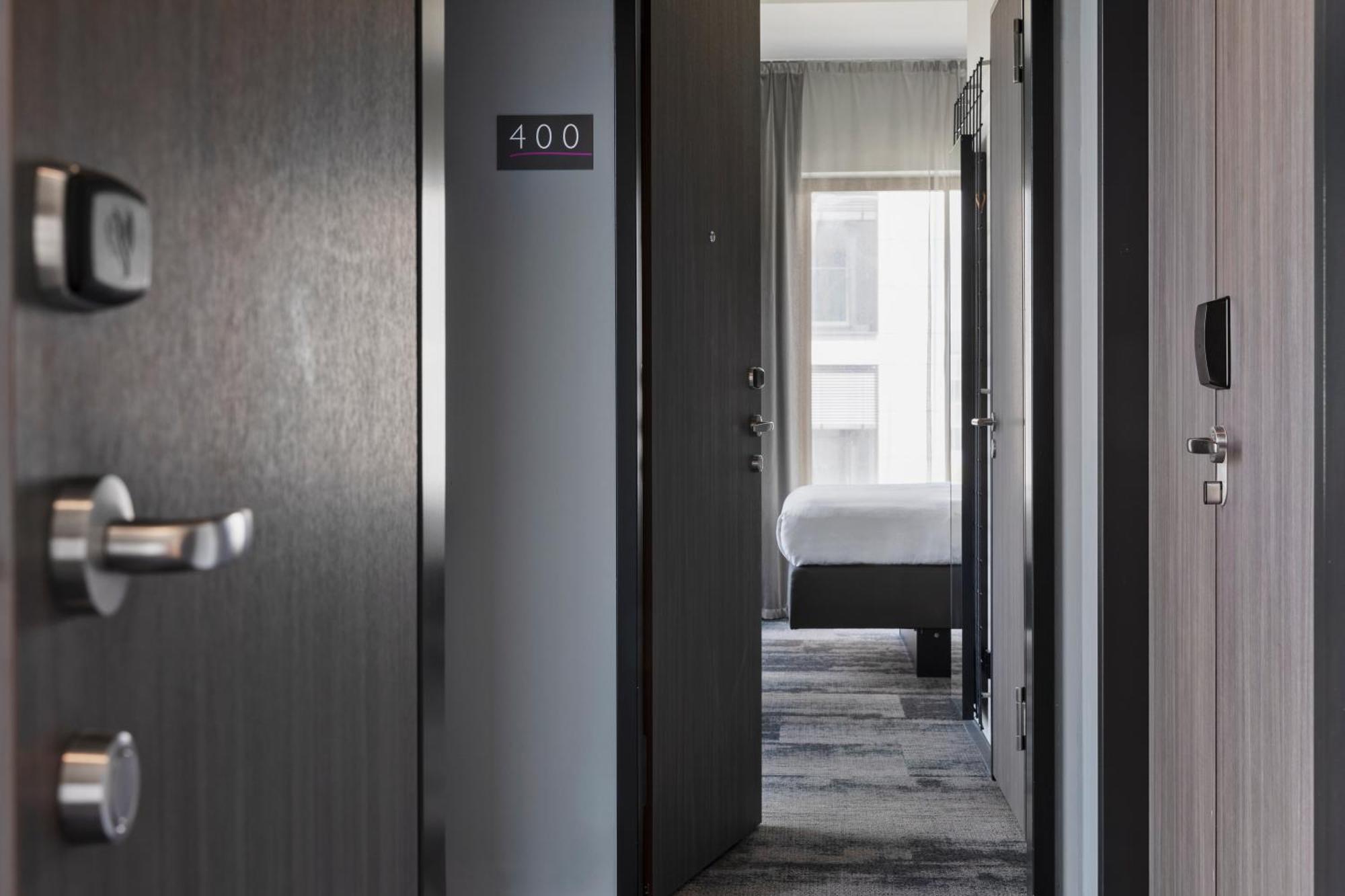 Moxy Corner Room Guest room 1 Queen Corner room