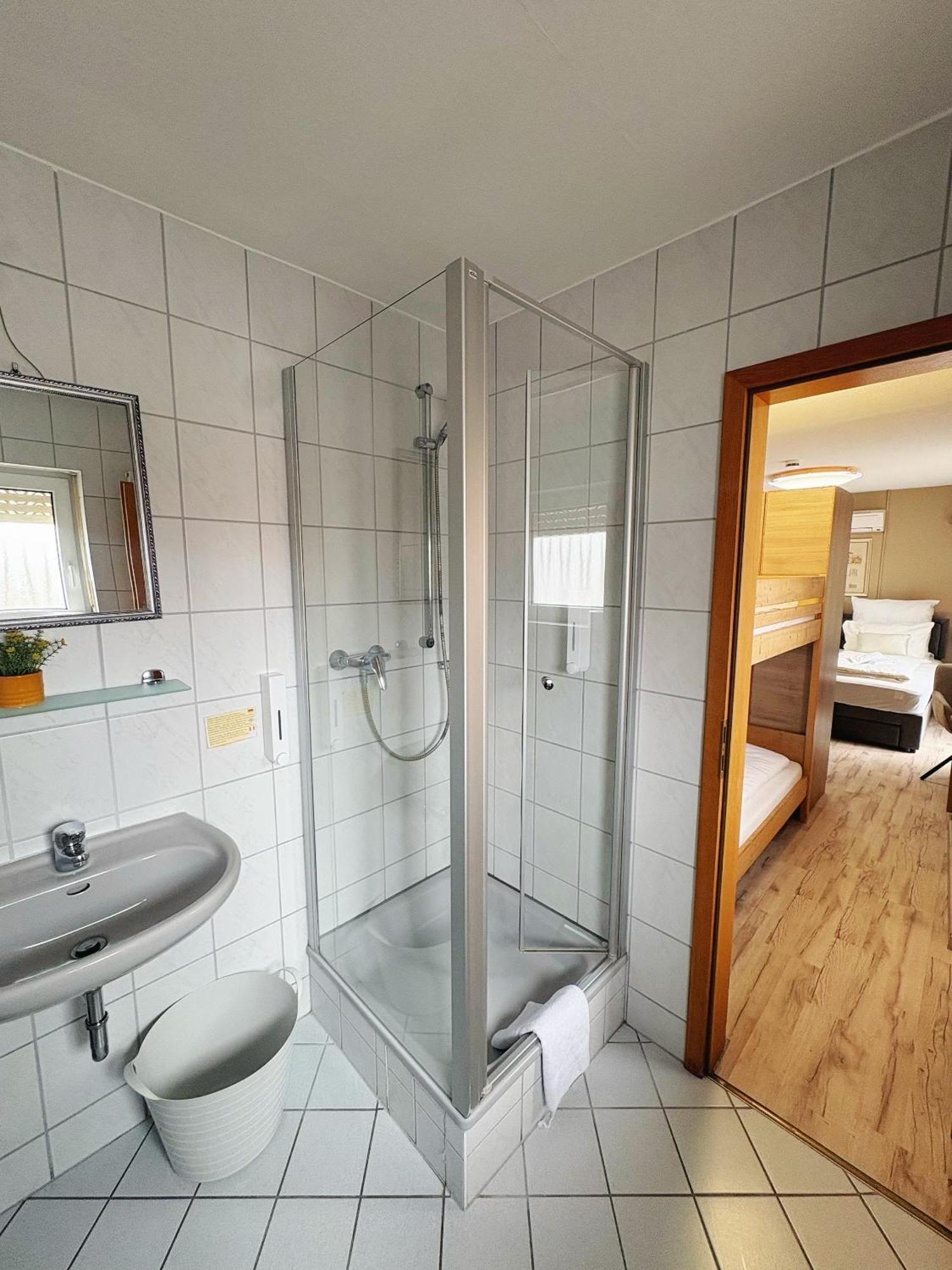 Vierbettzimmer mit eigenem Bad