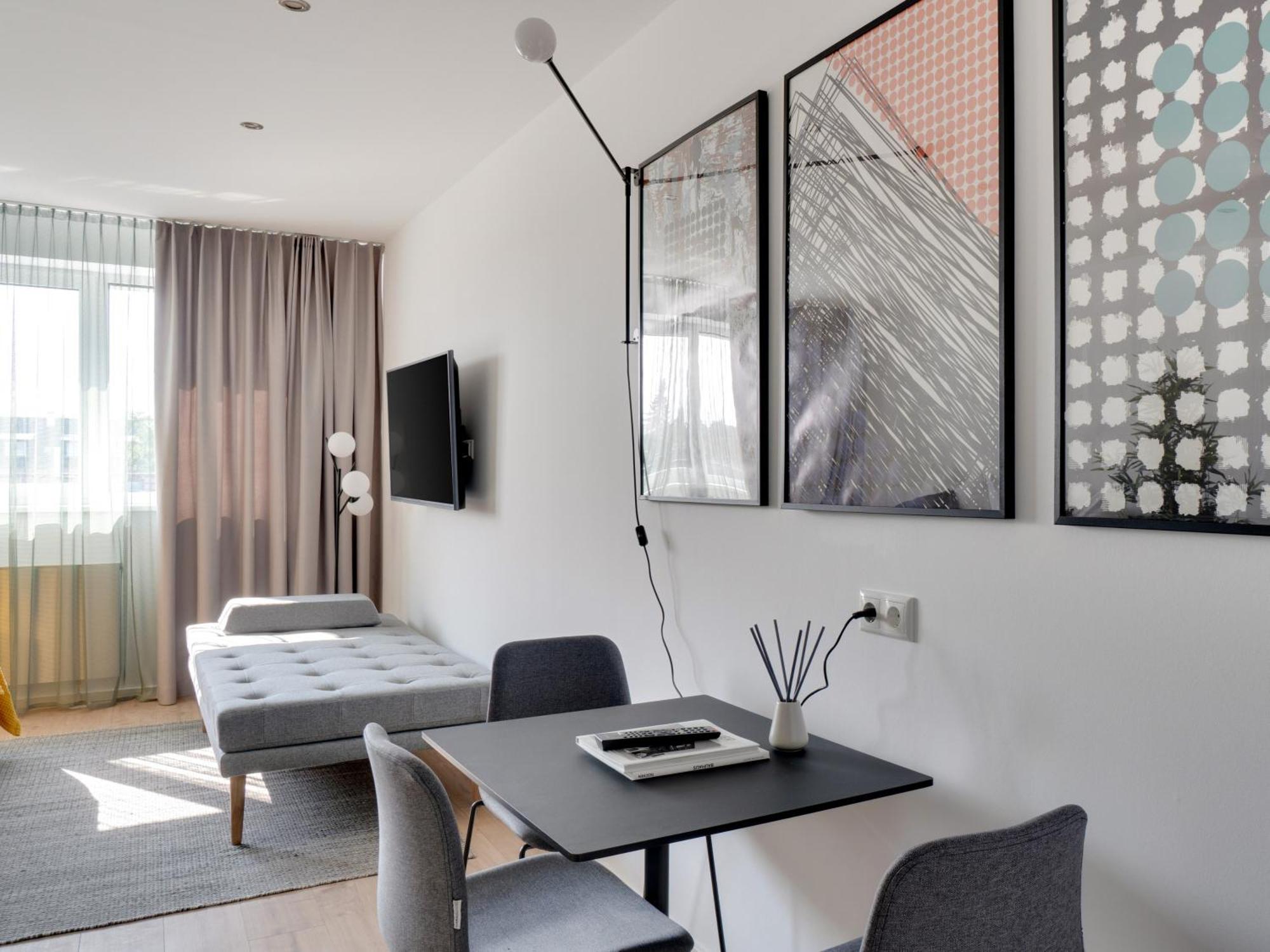 Suite L