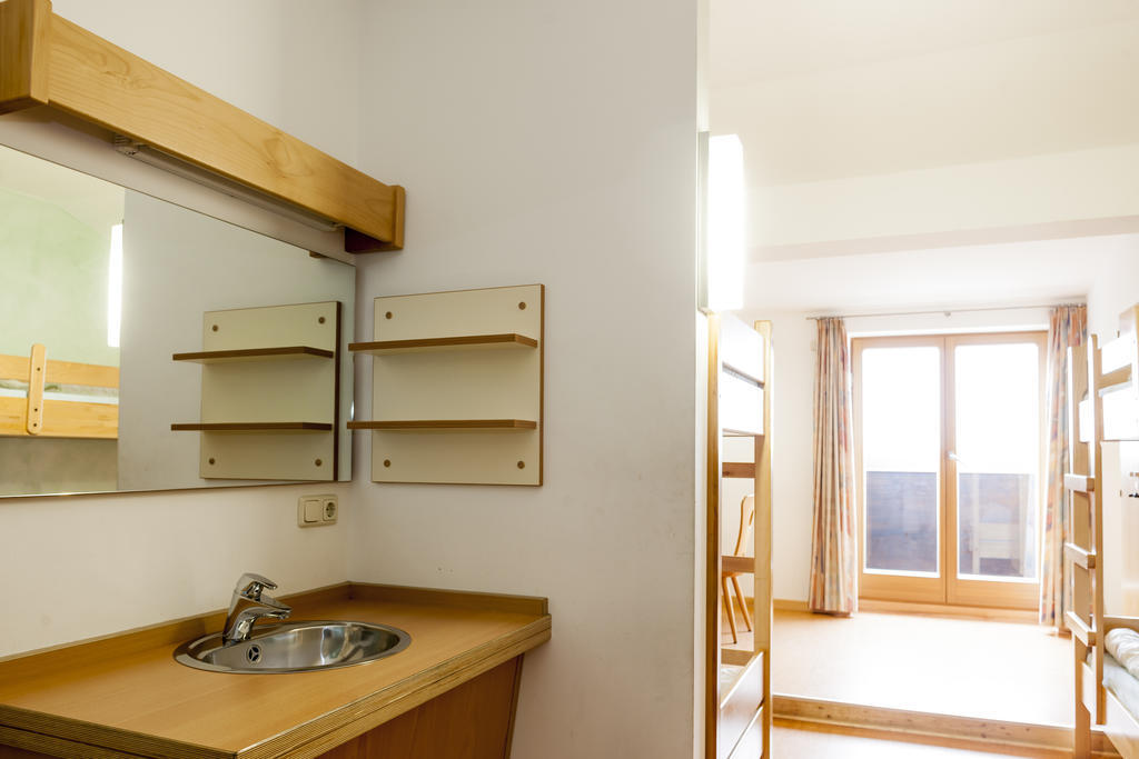 8 bed room (shared bathroom)