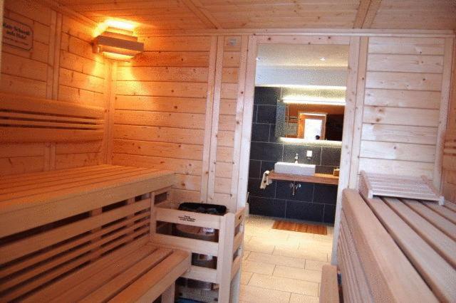 Zimmer mit Kingsize-Bett und Whirlpool