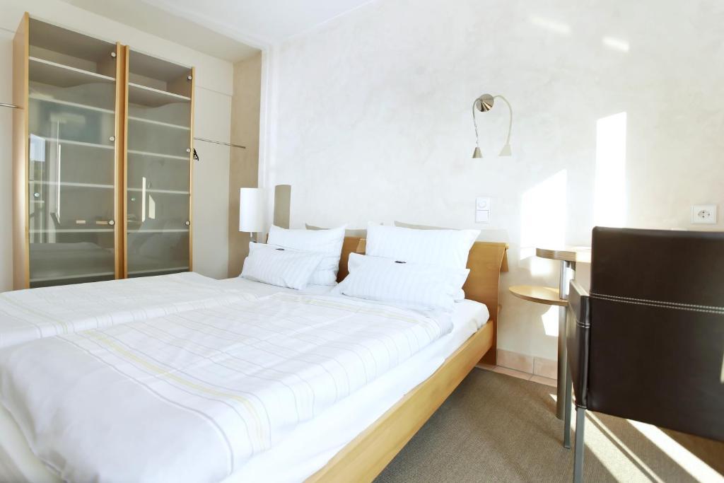 Double Room Alb (Street side)