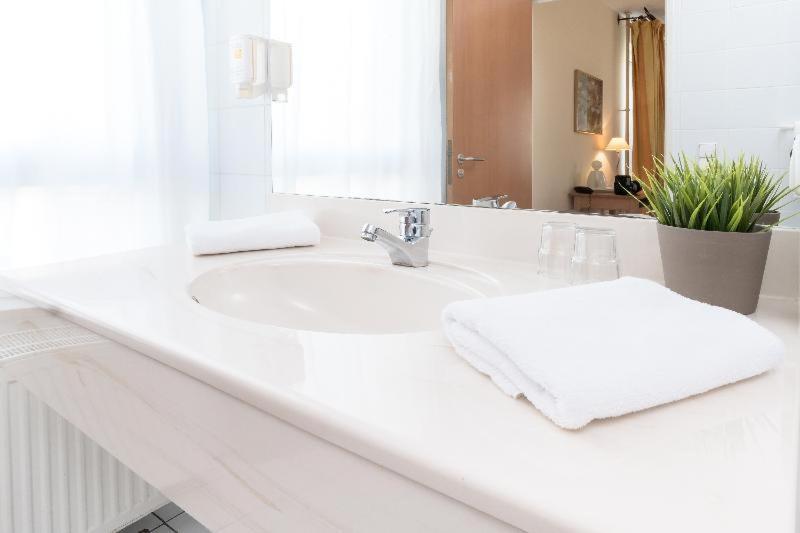 Standard Room - 1 Queen Bed