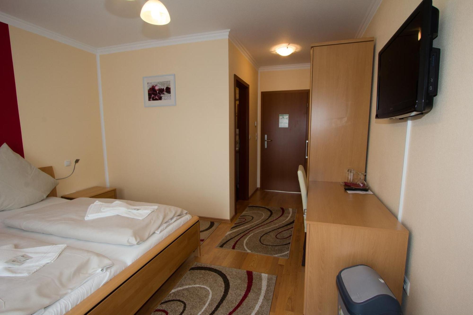 Family Room (2 Adults + 2 Children)