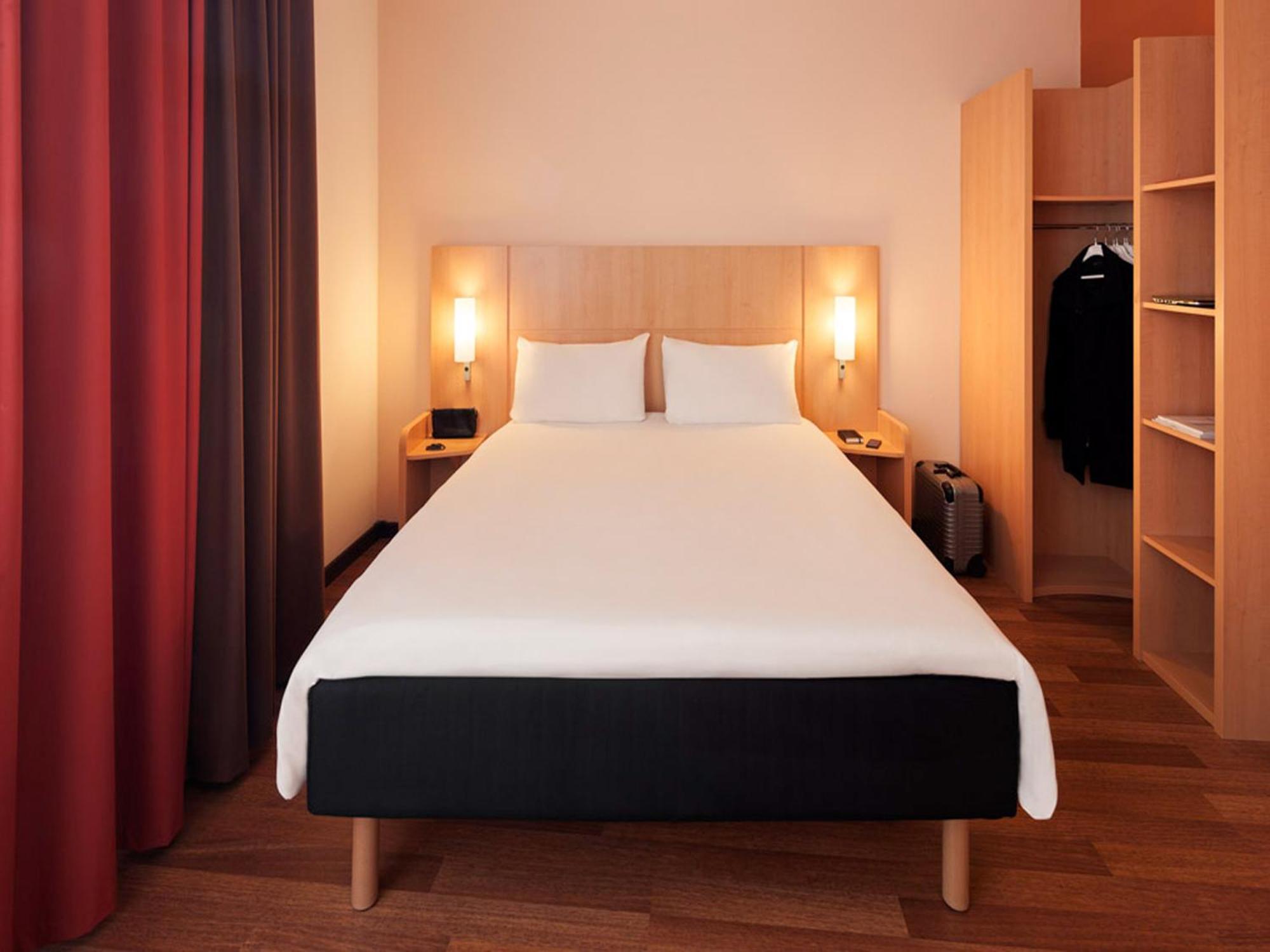 Habitación con 1 cama doble y otra invidual