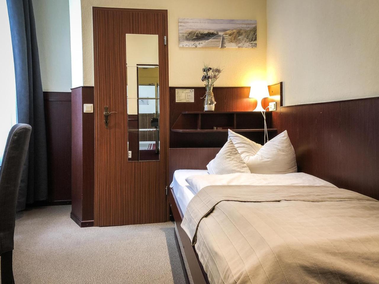 Single Room,737481037:JPEG