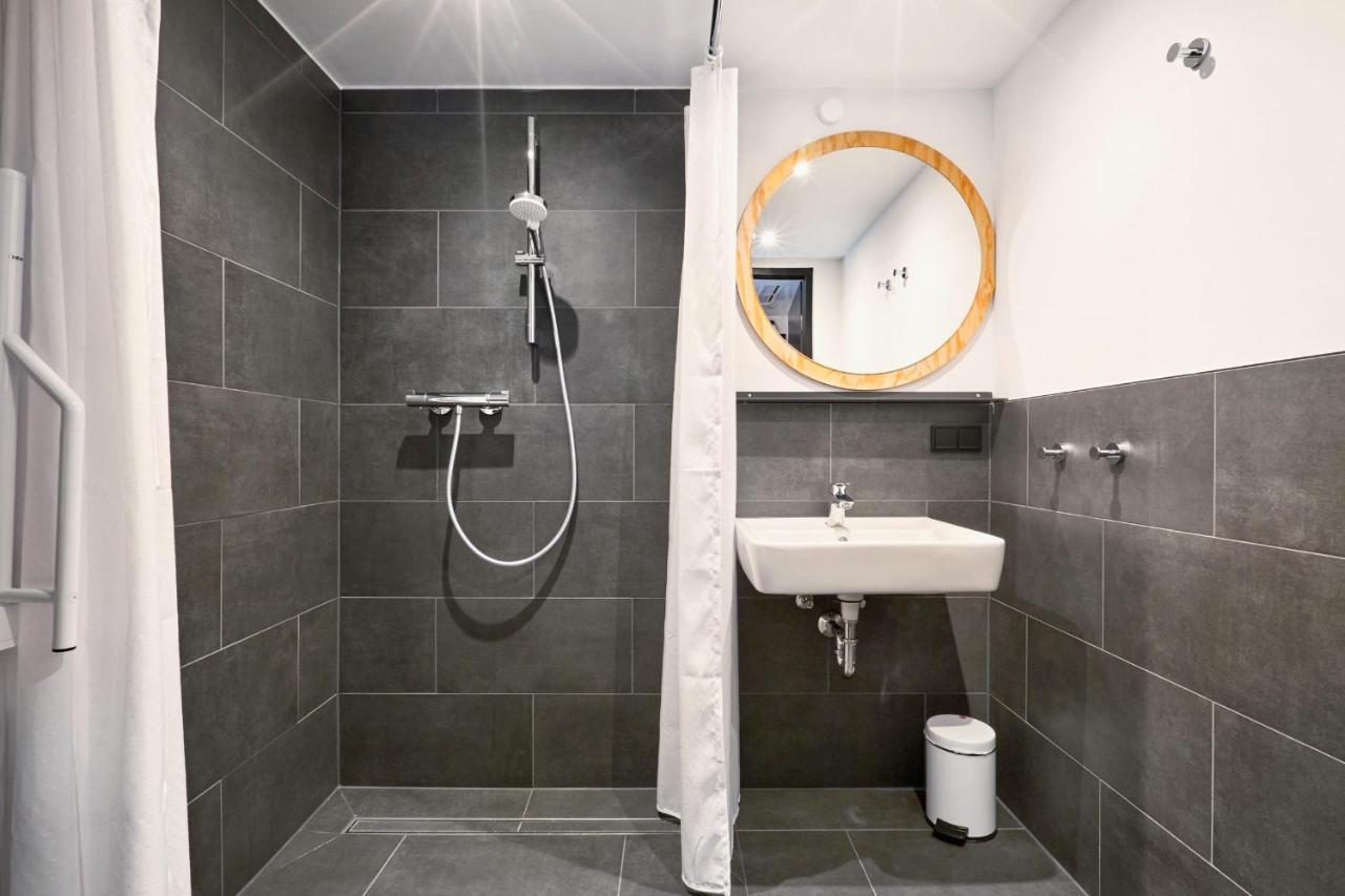 Ten-bed room private bathroom