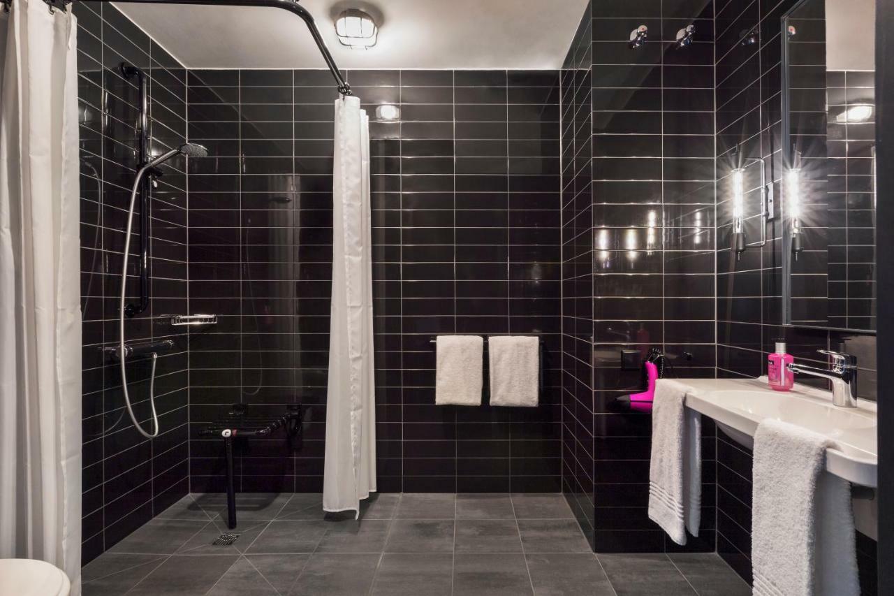 Moxy Corner Room, Guest room, 1 Queen, Corner room