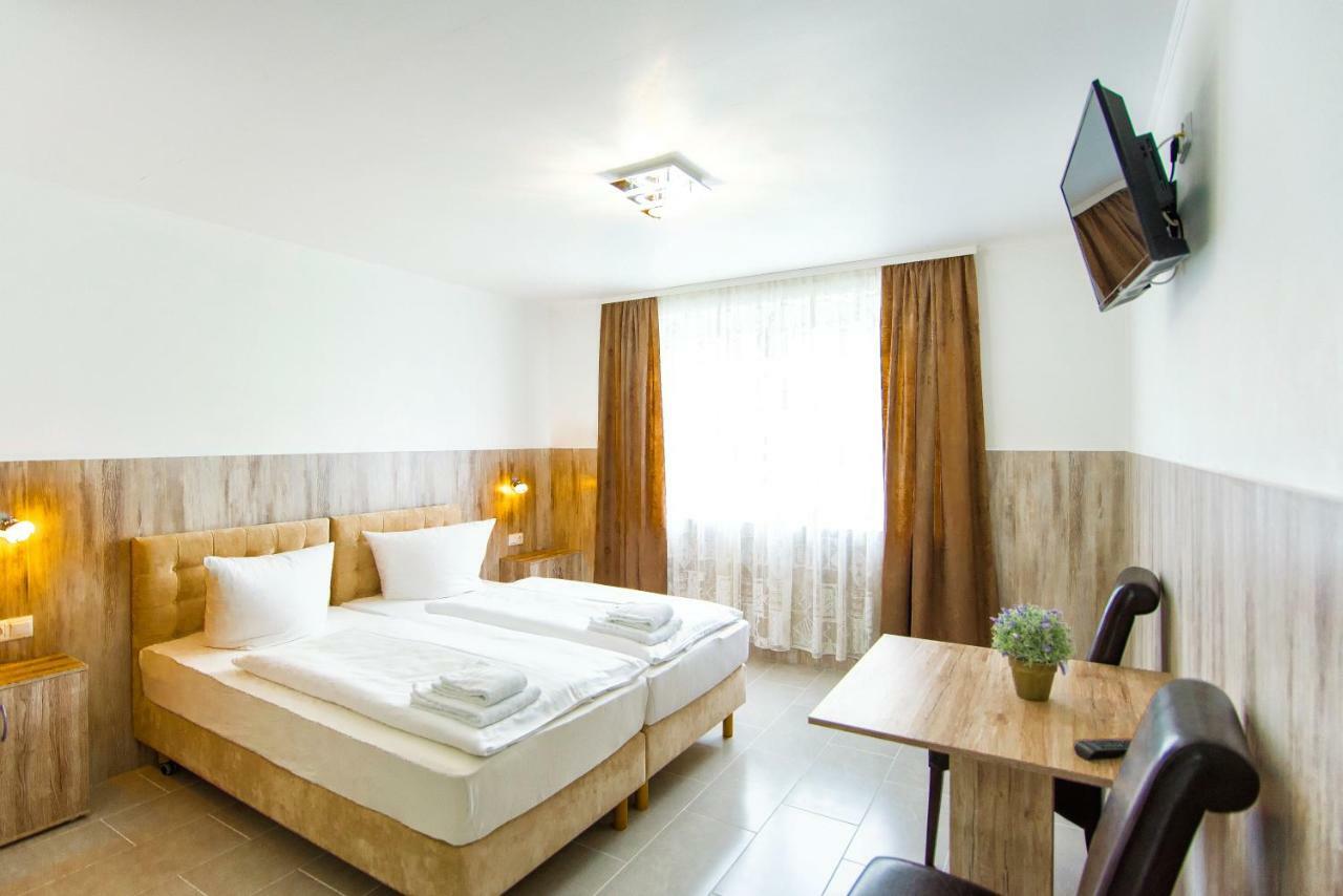 Großes Doppel-/Zweibettzimmer