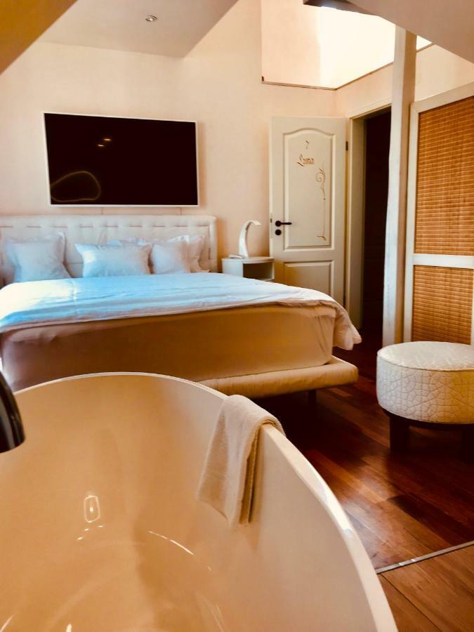 Deluxe Double Room with Bath (Luna)
