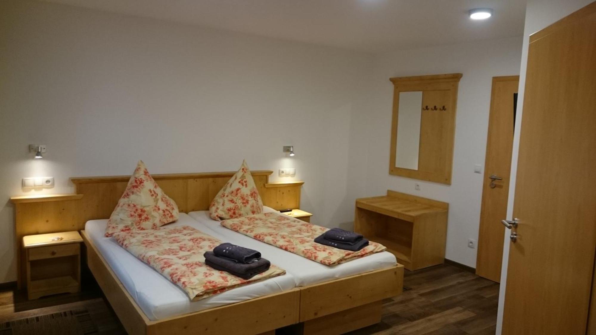 Doppel-/Zweibettzimmer mit Bad