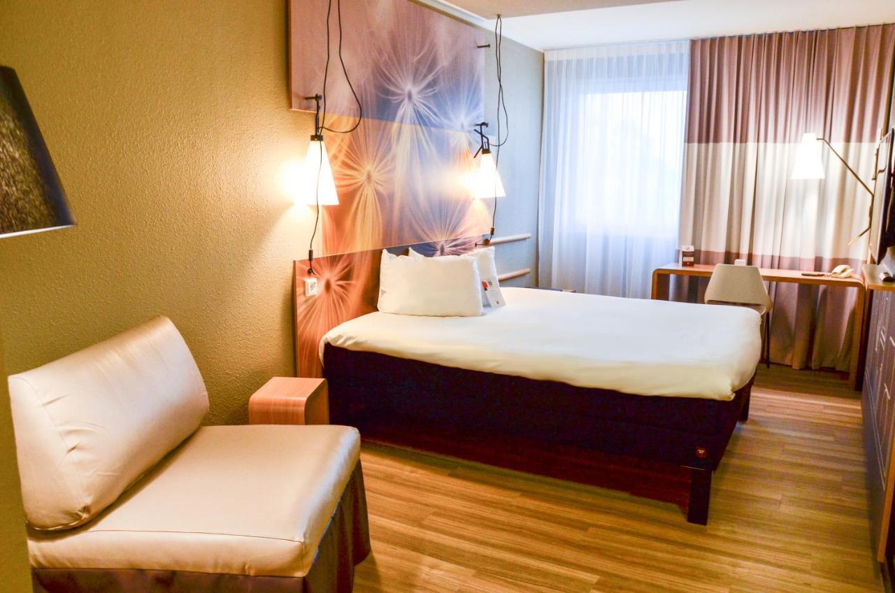 Standard Room with One Double Bed and One Single Bed