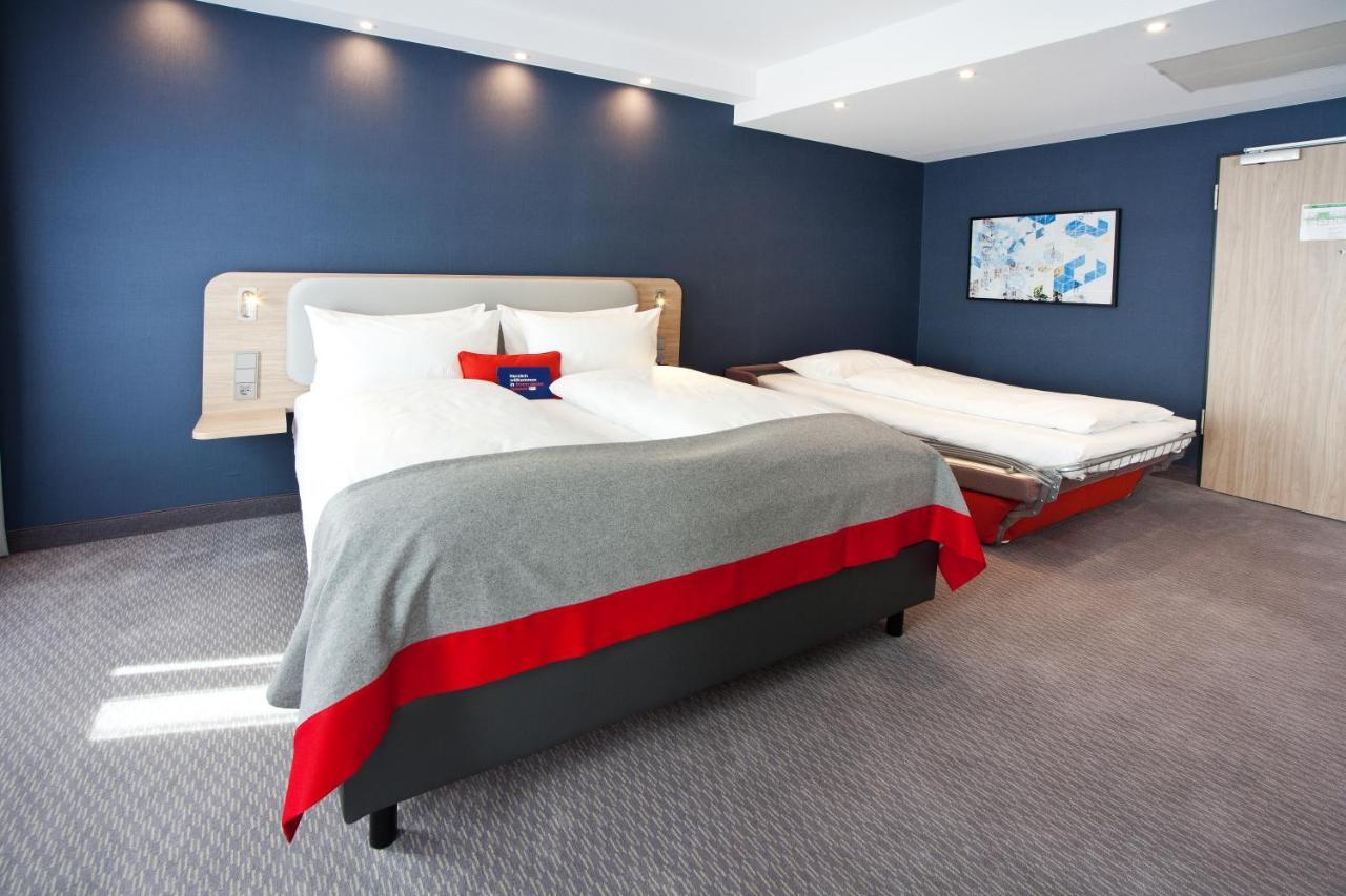 Standard Queen Room with Single Sofa Bed