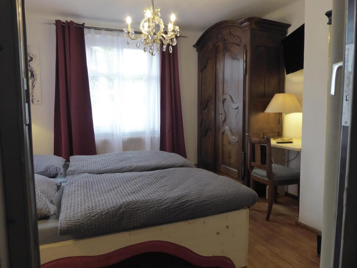 Doppel-/Zweibettzimmer mit Dusche