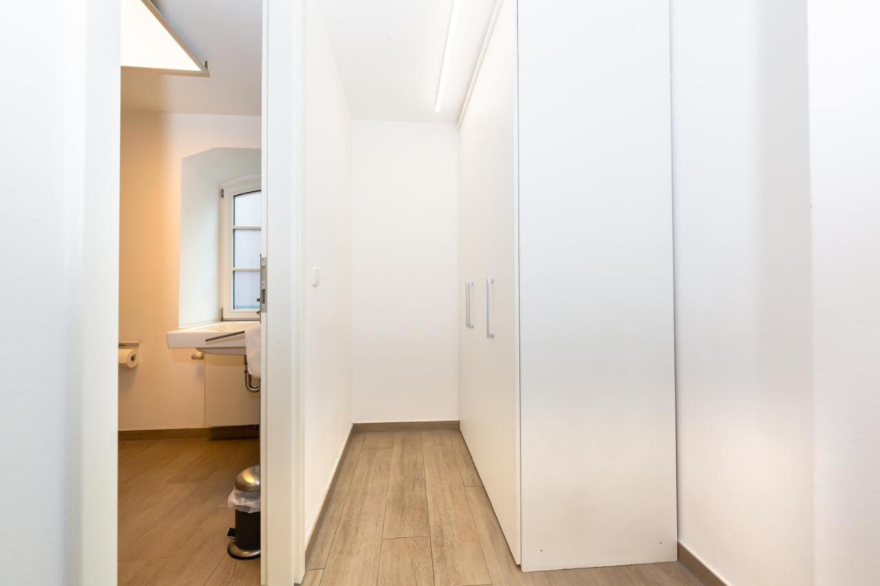 Deluxe One-Bedroom Apartment