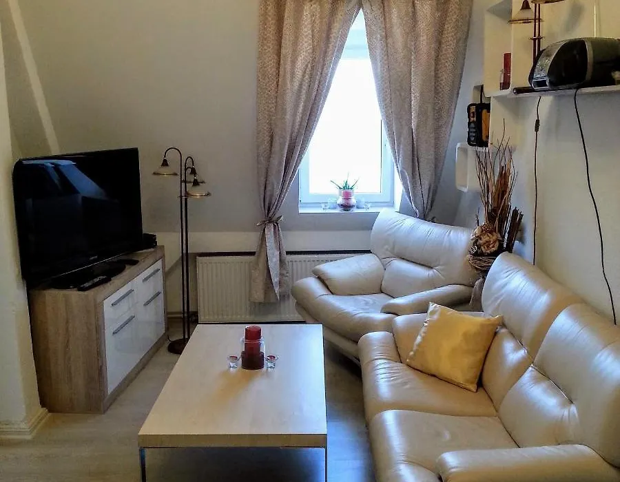 Schwarzer Adler Ferienwohnung mit 3 Schlafzimmer, WZ, Küche, Bad-1