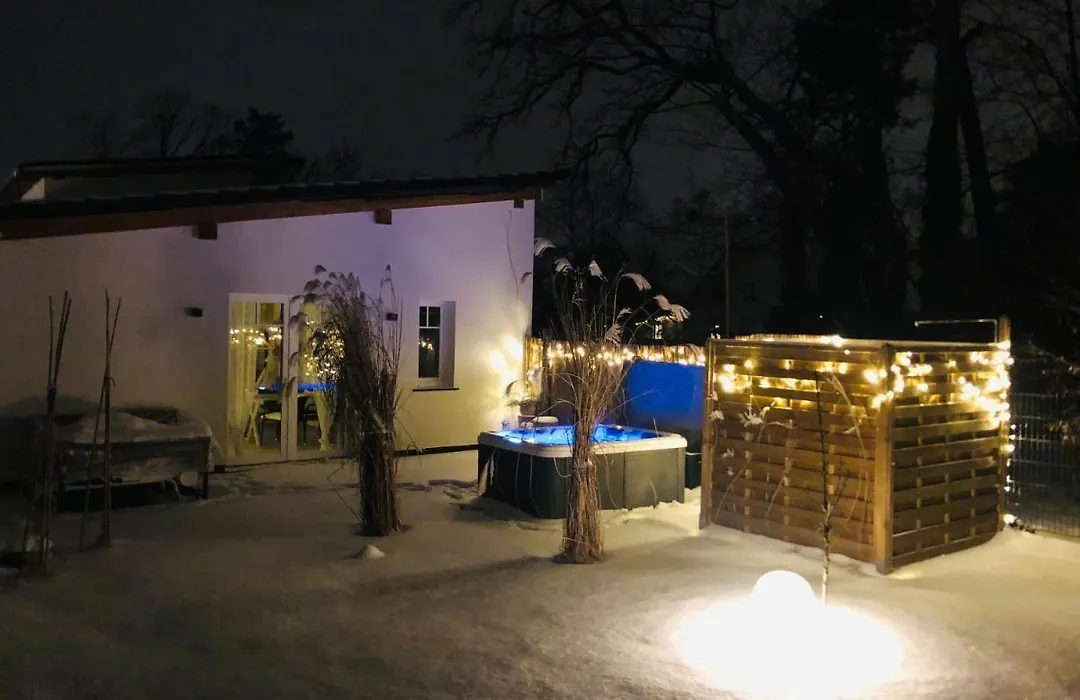 GartenLoft mit Outdoor Whirlpool und Garten-1