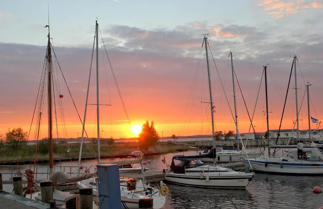 strandnah mit Balkon, gratis Nutzung vom AHOI Erlebnisbad und Sauna in Sellin - Strandhaus Mönchgut FeWo13-1