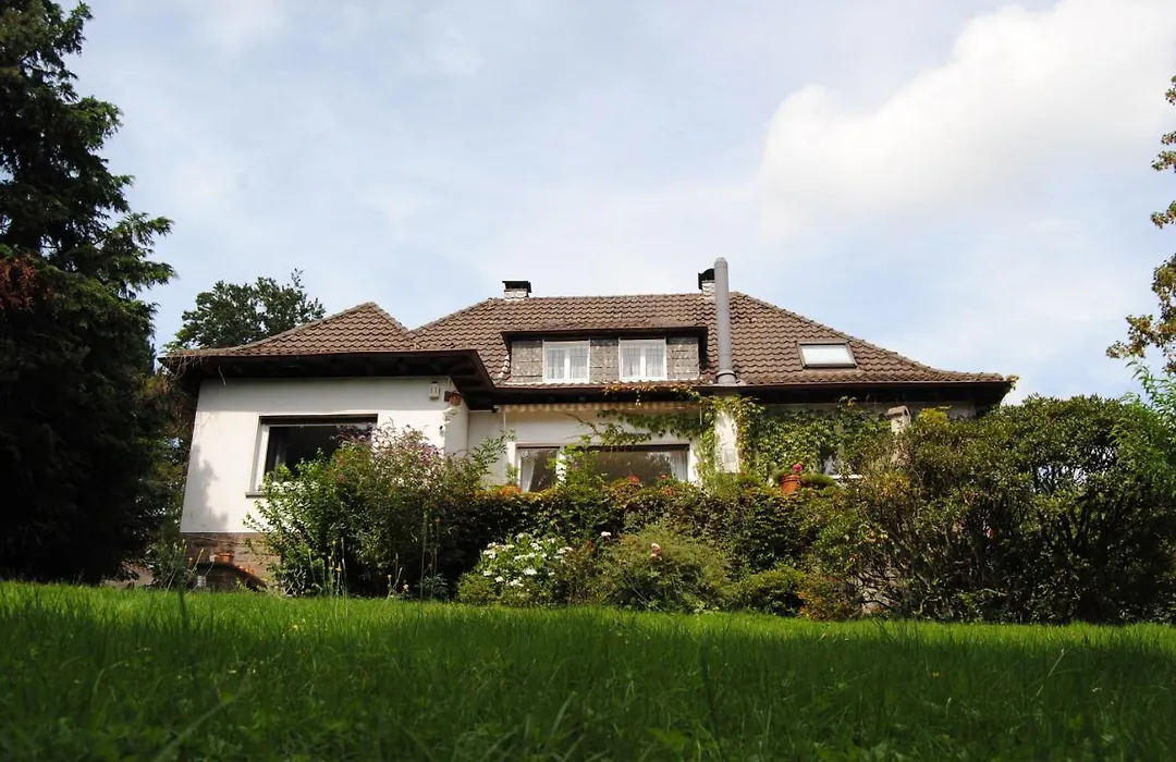 Exklusive Villa am Wald mit Garten, Waldzugang und Sauna-1